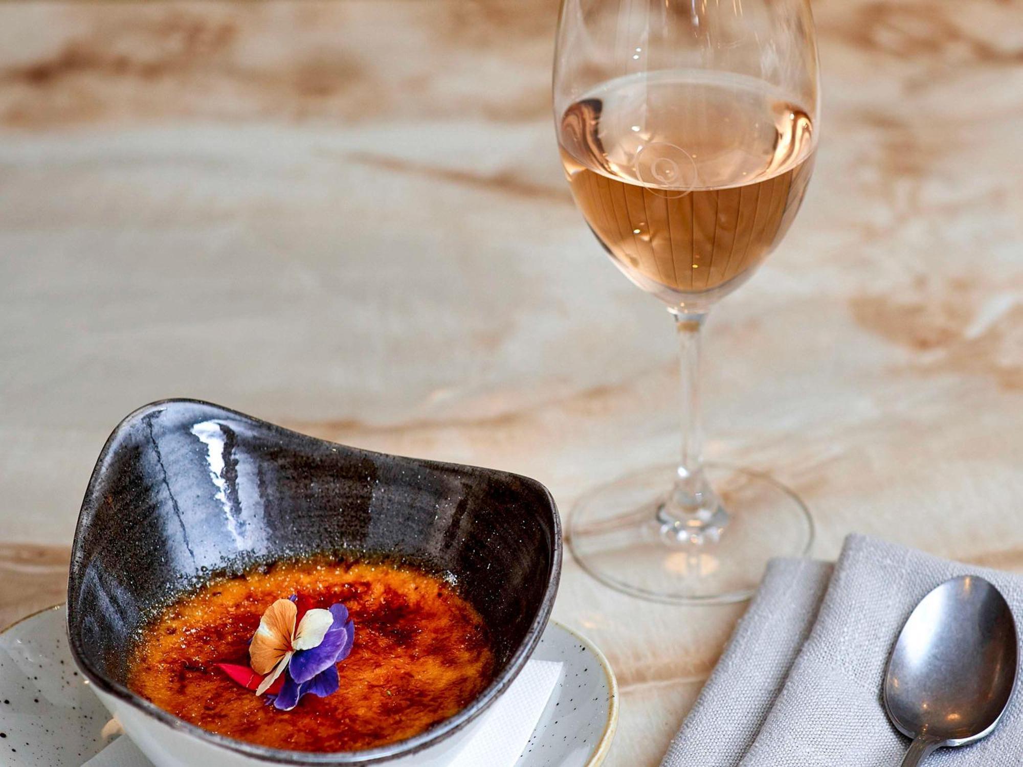 The Sebel Quay West Suites Сидни Екстериор снимка A glass of orange wine